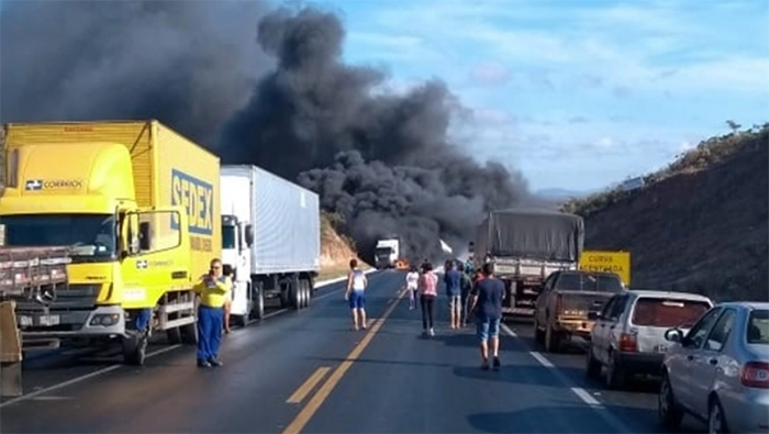 Acidente com três caminhões deixa um ferido na BR-251 em Francisco Sá